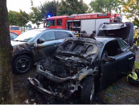 Am frühren Morgen fing ein abgestelltes Fahrzeug auf dem Parkplatz des Flughafens Paderborn/Lippstadt Feuer